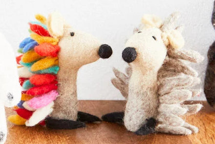 beide Farben des Fingerpüppchen Igels mit gefilzten Stacheln