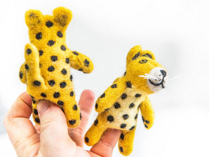 Fingerpüppchen Leopard aus Wollfilz auf Finger
