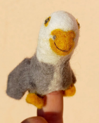 Fingerpüppchen Möwe aus Wollfilz, Frontansicht
