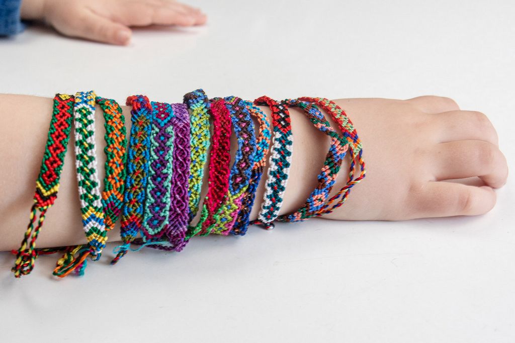 Bunte Freundschaftsbänder am Arm