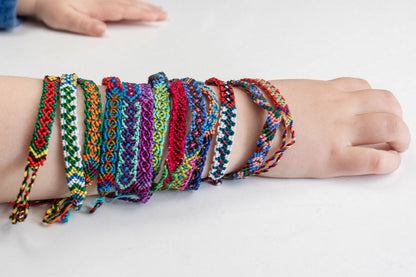 Bunte Freundschaftsbänder am Arm