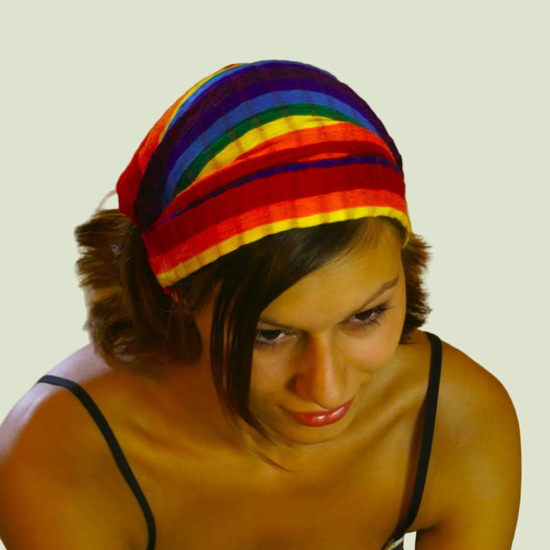 Guatemaltekisches Stirn- und Haarband, das sich als Kopftuch ausbreiten lässt und mit Gummizug gehalten werden, in Regenbogenfarben.
