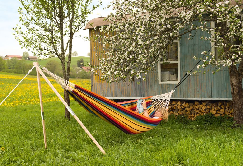 Tuchhängematte Barbados rainbow im Garten zwischen Gestell Madera und Baum