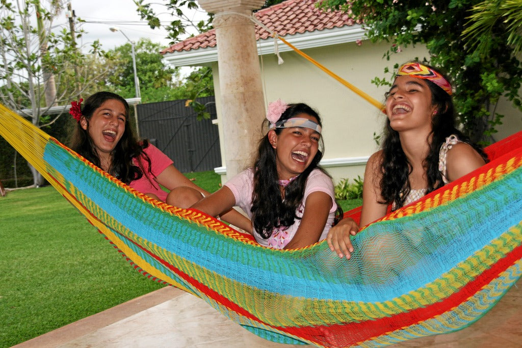 Spass zu dritt in der Hängematte Mexi 1 Regenbogen