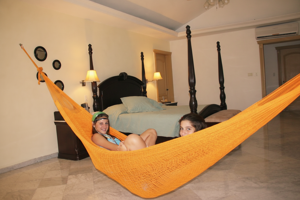 zwei Mädchen in der orangenen Hängematte Mexi 2 in orange uni im Schlafzimmer