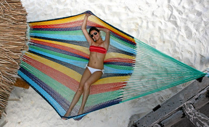bunte robuste Hängematte am Strand