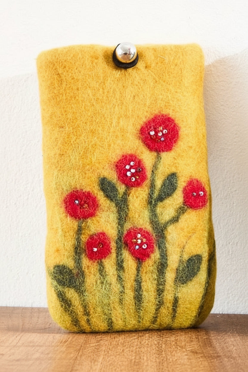 Handytäschchen aus Wollfilz mit Blumenwiese und roten Blüten auf gelbem Hintergrund 