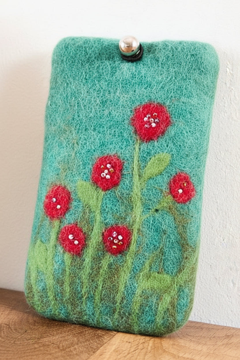 Handytäschchen aus Wollfilz mit Blumenwiese und roten Blüten auf mintfarbenem Hintergrund 