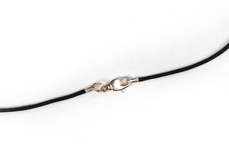 Karabiner als Verschluss am schwarzen Lederband