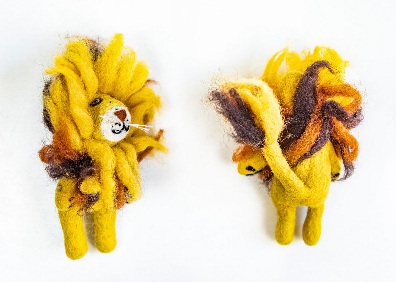 Löwe-Fingerpuppe, Vorder- und Rückansicht