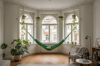Hängematte in Größe Mexi 1 hängt in einer Altbauwohnung im Erker am Fenster