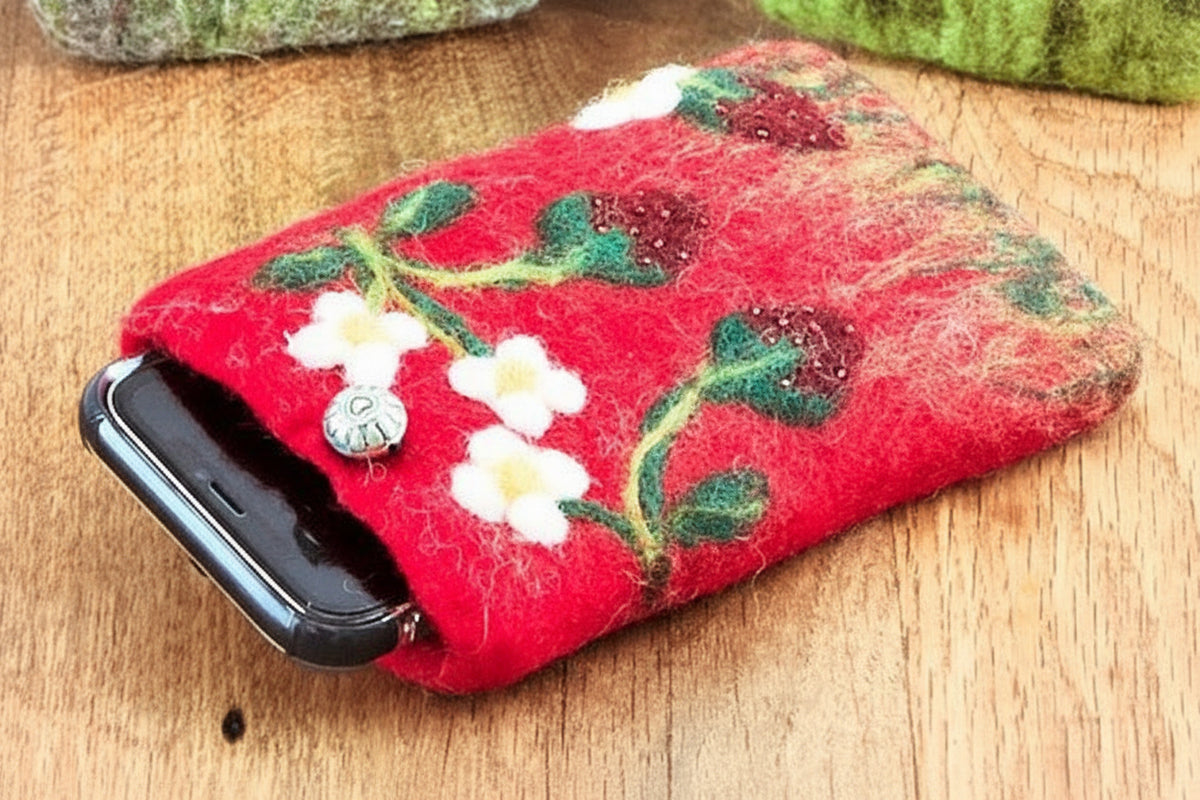 Handytäschchen aus rotem Filz mit aufgefilztem Erdbeermotiv und Blumen