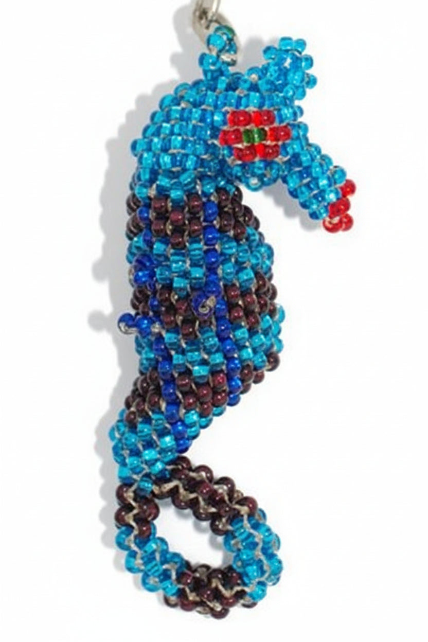 Schlüsselanhänger aus kleinen Glasperlen Motiv Seepferchen in blauen Farben