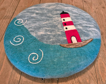Sitzkissen aus Wollfilz mit Leuchtturm
