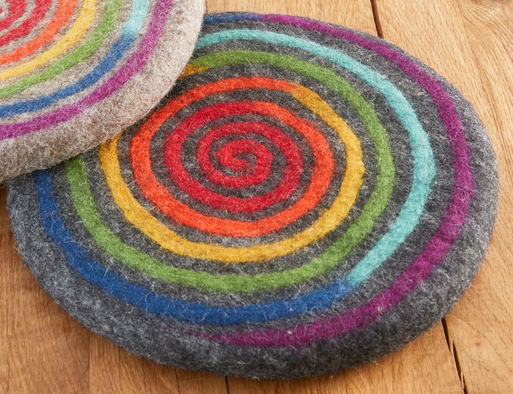 Sitzkissen Wollfilz Regenbogen-Spirale