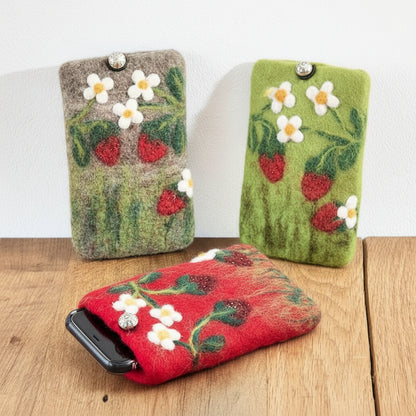 Handytäschchen aus Filz in 3 Farben rot grün hellgrau mit weißen Blüten und Erbeeren am Zweig auf der Vorderseite und silbernem Verschlussknopf