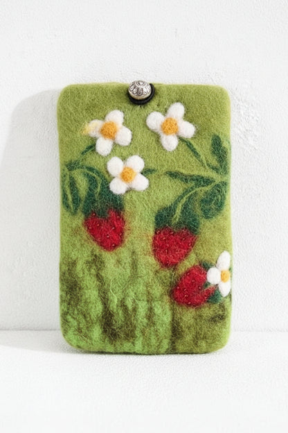 Handytäschchen aus grünem Filz mit aufgefilztem Erdbeermotiv und Blumen und Metallknopfverschluss mit Gummiband