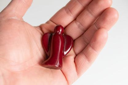Roter Engel aus Speckstein in der Hand
