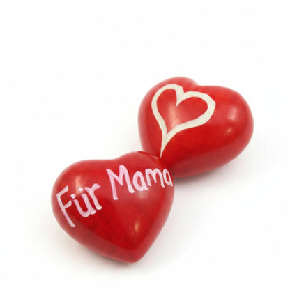 Roter Speckstein-Handschmeichler in Herzform mit der Aufschrift Für Mama