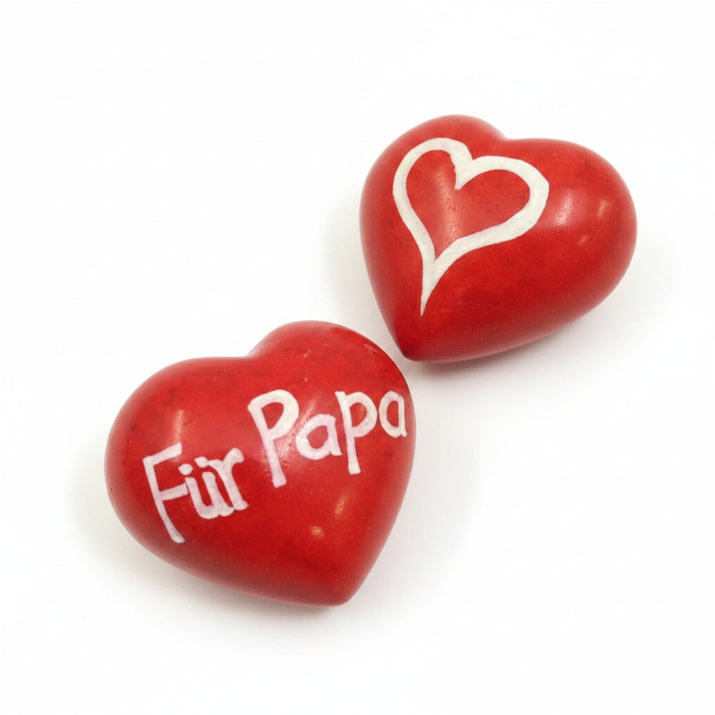 Roter Speckstein-Handschmeichler in Herzform mit der Aufschrift Für Papa