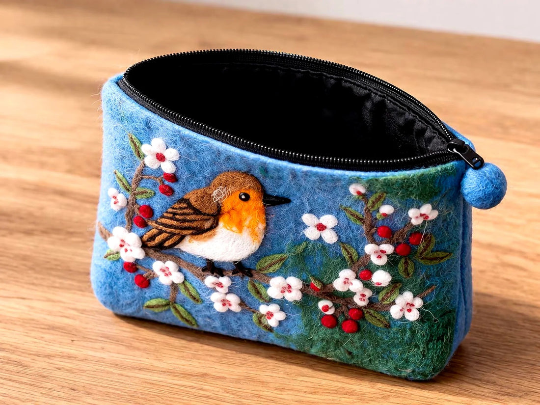 Filztäschchen mit aufgefilztem Rotkehlchenmotiv und Blumen mit Reißverschluss