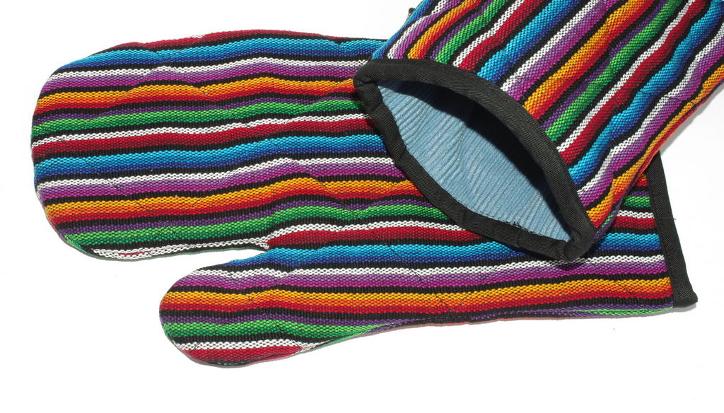 Topfhandschuhe mit bunten, schmalen Streifen