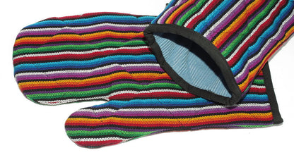 Topfhandschuhe mit bunten, schmalen Streifen