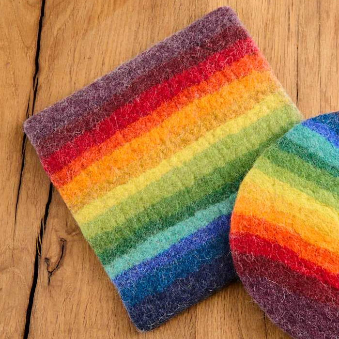 Filz-Untersetzer flach 20 cm, Regenbogenstreifen