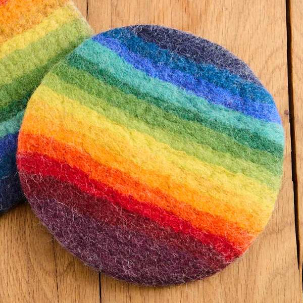 Filz-Untersetzer flach 20 cm, Regenbogenstreifen