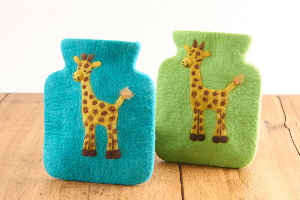 Wärmflaschen mit Filzhülle Giraffe, türkis und grün