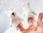 Preview: Fingerpüppchen Eisbär aus Wollfilz auf der Hand