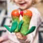 Mobile Preview: Kind spielt mit Fingerpüppchen Papagei aus Wollfilz