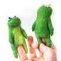 Preview: Fingerpüppchen grüne Frösche auf der Hand