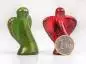 Mobile Preview: Engel aus Speckstein, 6 cm. grün und rot mit Münze als Maßstab
