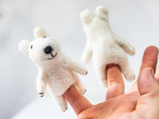 Fingerpüppchen Eisbär aus Wollfilz auf der Hand