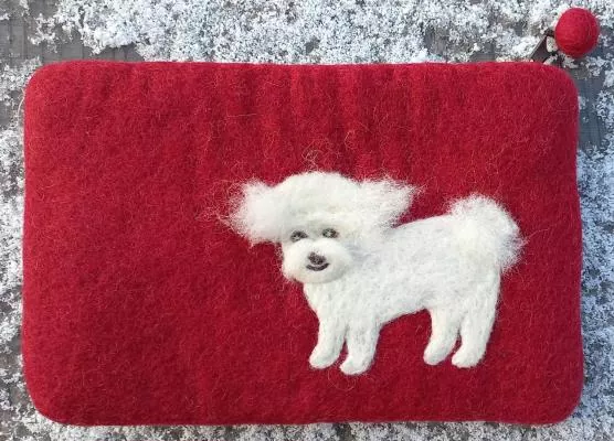 Rotes Filzetui mit weißem Hund Malteser