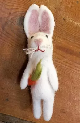 Fingerpüppchen Hase mit Karotte aus Wollfilz
