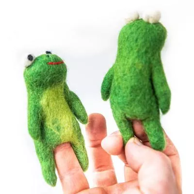 Fingerpüppchen grüne Frösche auf der Hand
