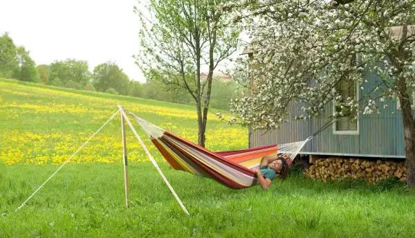Hängematte Barbados acerola mit Gestell Madera am Baum