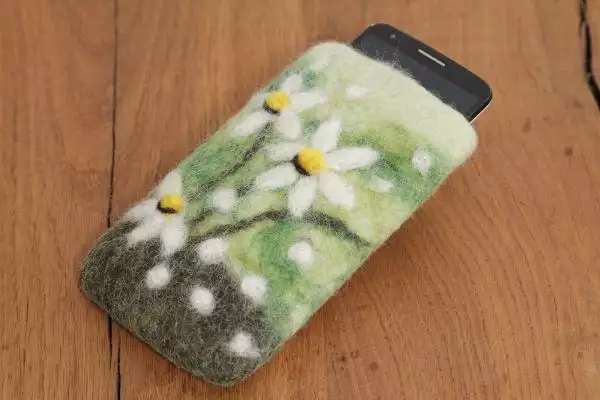 Phone-Etui mit Margeriten