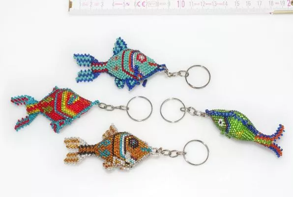 Schlüsselanhänger Fisch, Farbbeispiele mit Maßstab