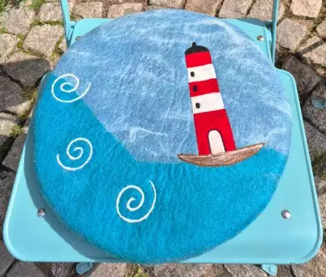 Sitzkissen aus Wollfilz mit Motiv Leuchtturm, auf Stuhlfläche