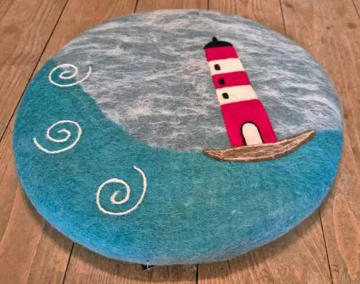 Sitzkissen aus Wollfilz mit Leuchtturm
