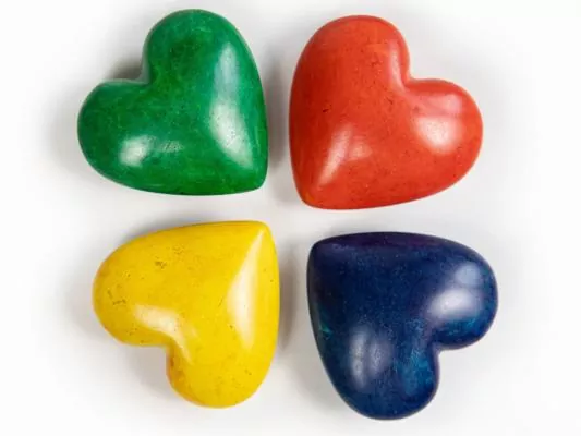 Speckstein-Herzen, Rückseiten, rot, blau, gelb, grün