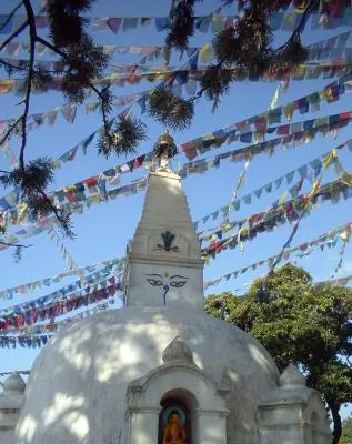 Stupa mit tibetanischen Gebetsfahnen