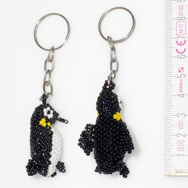 Schlüsselanhänger aus Glasperlen, Motiv Pinguin im AlaSiesta Fair Trade Shop