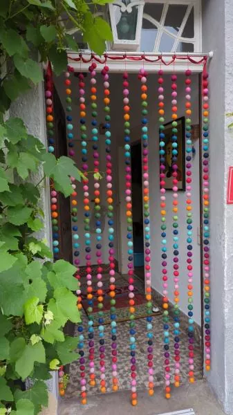 Girlanden aus Filzkugeln als Türvorhang (Kundenfoto)