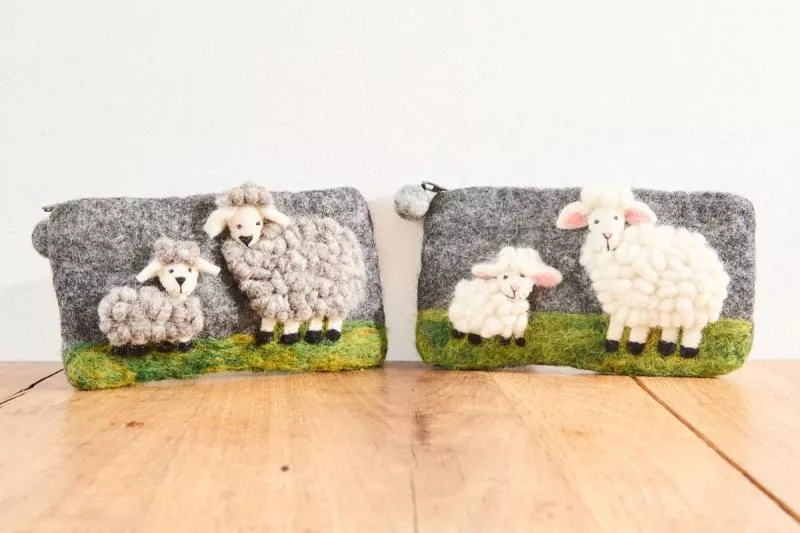 Filztäschchen Schaf mit Lamm in grau und weiß
