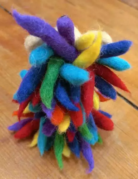 Fingerpüppchen Igel mit bunten Stacheln, Rückseite Fingerpüppchen Igel mit bunten Stacheln, Rückseite
