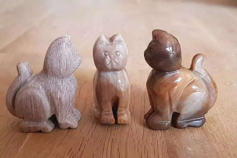 Katzen aus versteinertem Holz